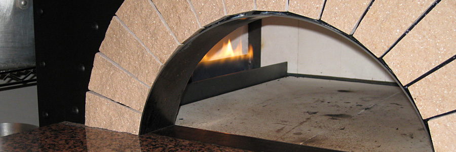 ピザ窯で焼いています